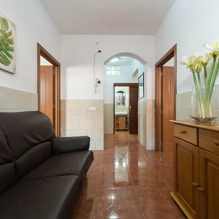 Private Solarium - 2br House Near The Airport Nyaraló *