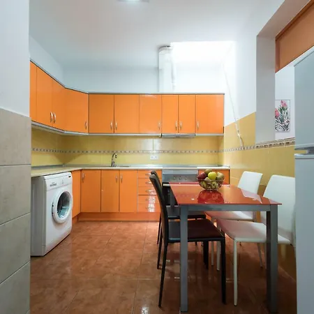 Private Solarium - 2br House Near The Airport