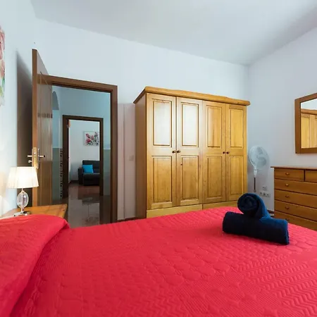 Private Solarium - 2br House Near The Airport